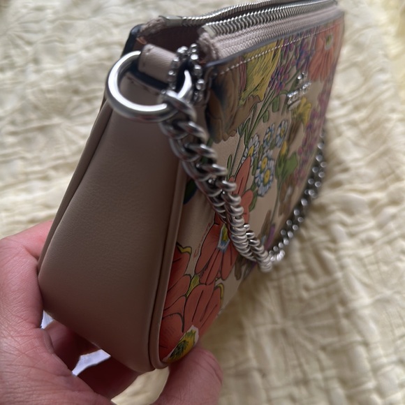 💯 % Authentic Coach Floral Leather Pouch - Picture 8 of 17